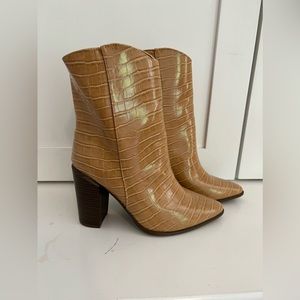 *New in box * Pink Lily booties